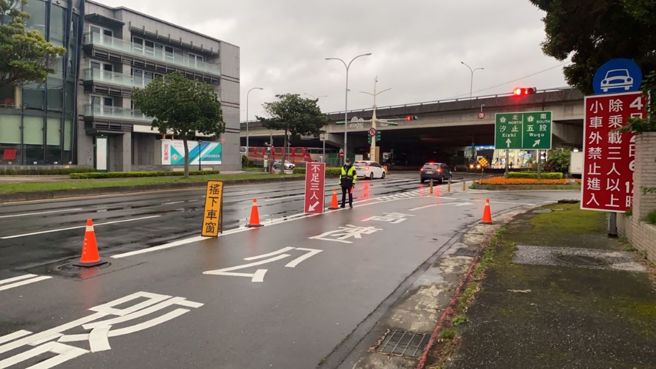 内湖分局员警执行高乘载管制勤务。（简铭柱翻摄）