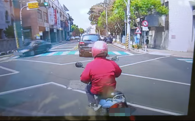 三宝大妈2秒鬼切打方向灯自认「无敌星星」，驾驶吓傻：拿什么赔妳。(翻摄脸书爆怨公社)