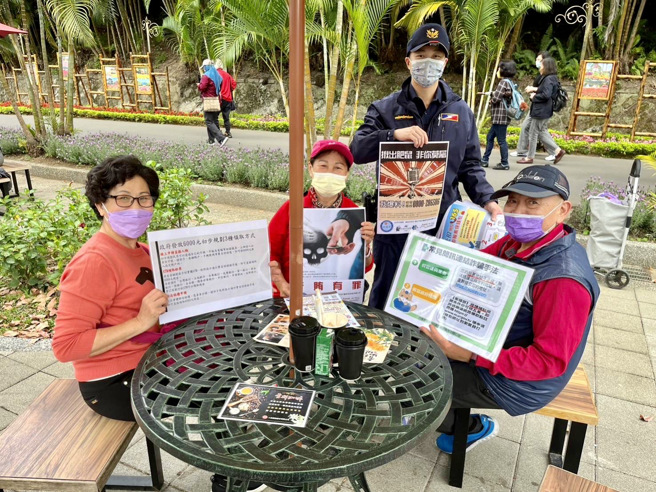 臺北市保安警察大队宣导民眾小心提防常见网路购物诈骗、简讯连结诈骗、演唱会门票诈骗等诈欺手法，避免受骗荷包大失血。（简铭柱翻摄）