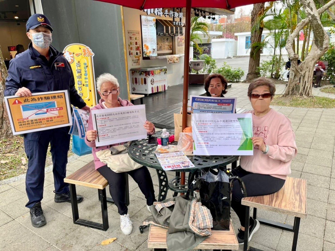 臺北市保安警察大队于现场宣讲及发放165反诈骗、防贪宣导文宣小物，并提醒民眾有关申领补助网站的网址一定是gov.tw结尾。（简铭柱翻摄）