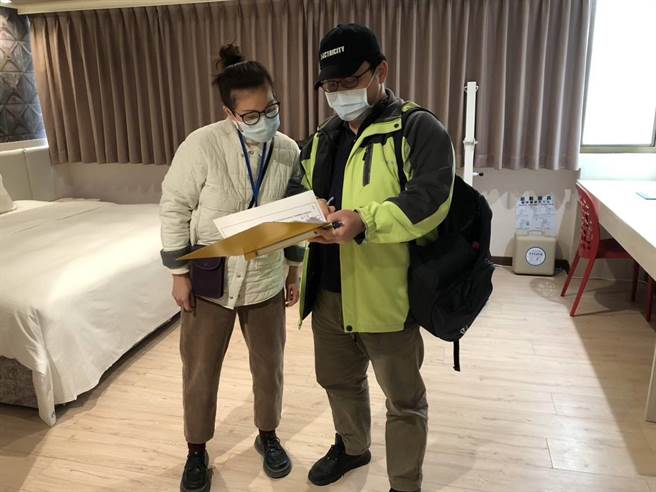 新竹县交旅处在连假前稽查旅宿，为民眾权益把关。（新竹县府提供／邱立雅竹县传真）