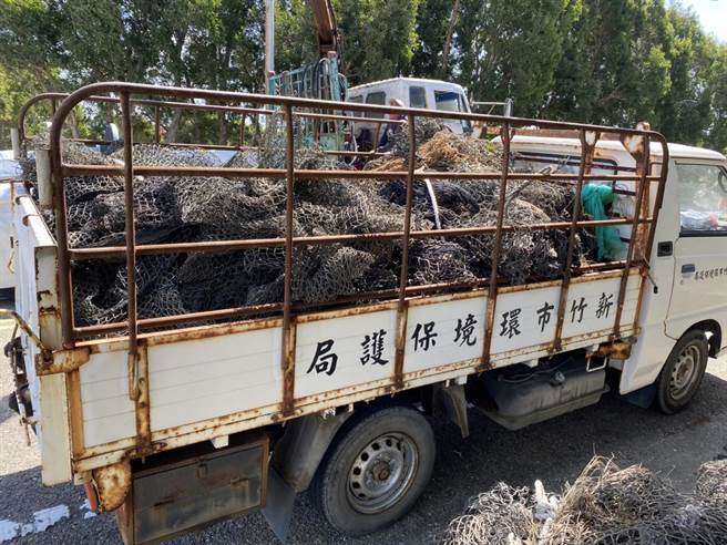 新竹市环保局建立奖励机制，鼓励渔民将废弃渔网整理、裁剪后，交由专业厂商回收，再送至后端处理厂制成再生塑胶粒料。（新竹市政府提供／王惠慧新竹传真）