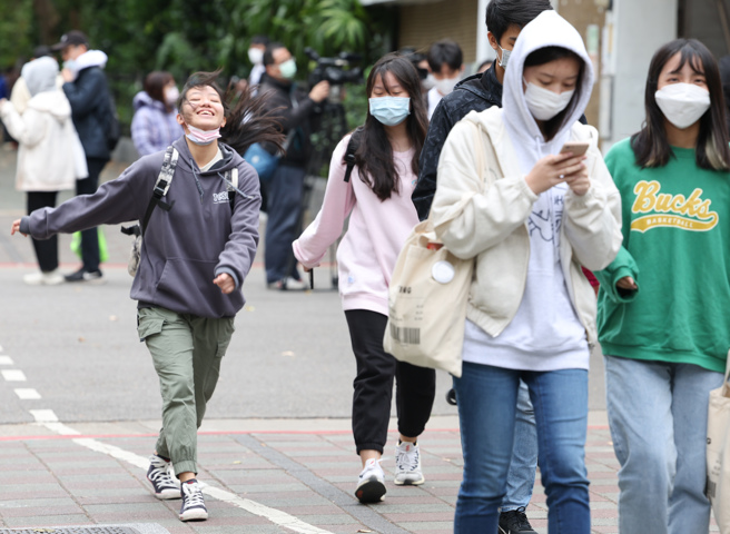 近日学测放榜，不少考生查询成绩。（本报系资料照）