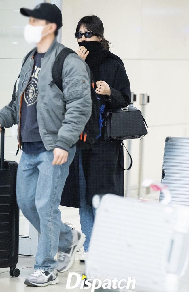 宋慧乔在结束米兰行程后立即归国，以全黑造型搭配FENDI Peekaboo ISeeU包。（摘自korea dispatch IG）