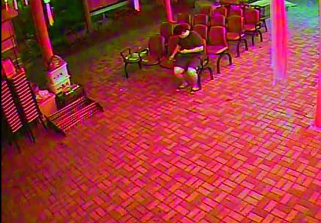 自认为收穫满满的吕嫌，赶忙至邻近土地公庙清点赃款。（简铭柱翻摄）