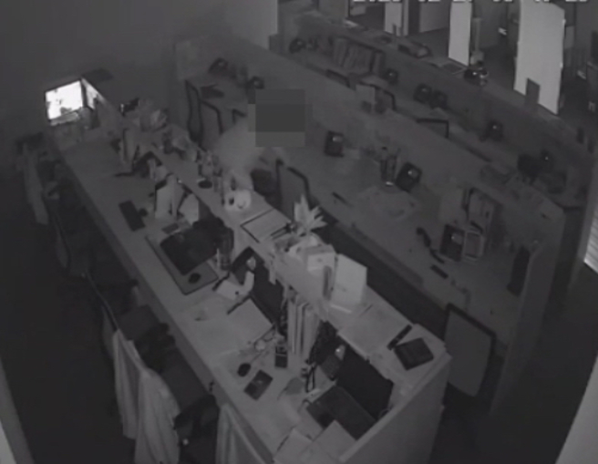 吕嫌闯进展销中心行窃。（简铭柱翻摄）