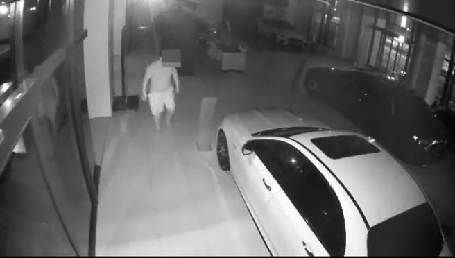 吕嫌闯进汽车展示中心行窃。（简铭柱翻摄）