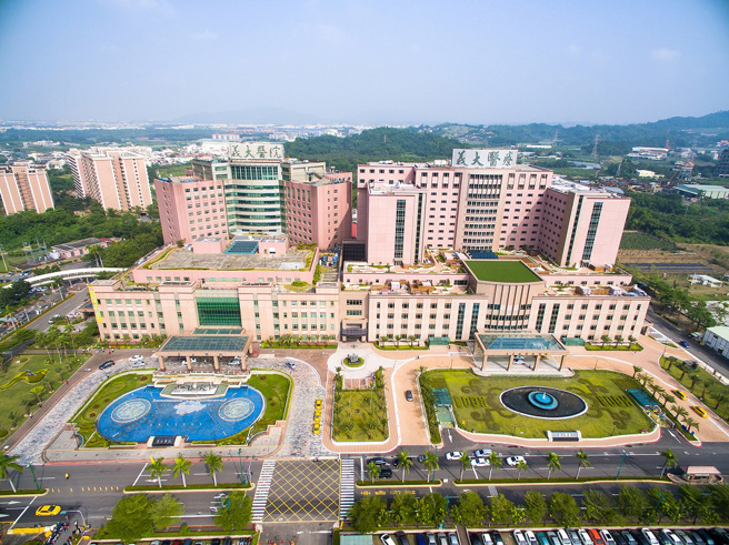 义守大学祭出最高总额500万奖励，针对优秀入学新生保障四年优先住宿与提供住宿奖学金，同时集团医疗资源提供全校学生就诊免挂号费服务(照片来源：义守大学提供)。