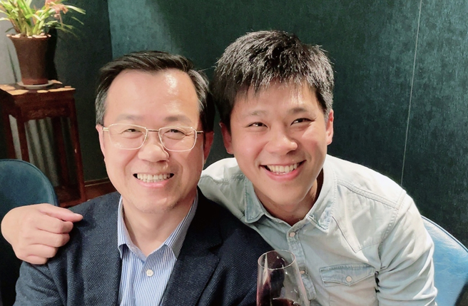 葛斯齐晒出与卓伟合影。（图／翻摄自台湾最强跟拍摄影师小葛微博）