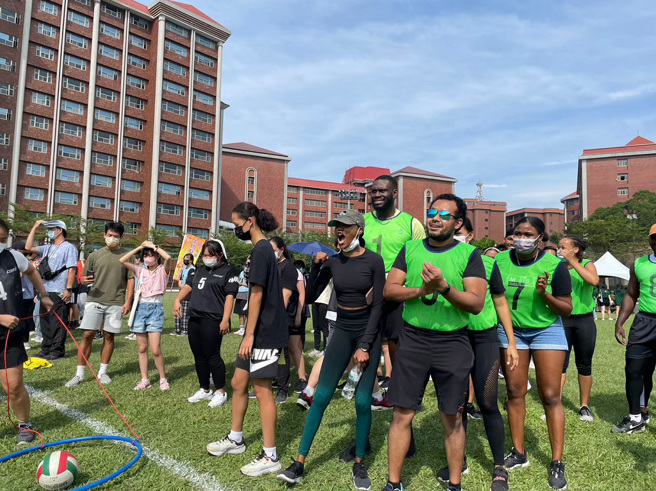 义守大学国际化资源丰沛，吸引许多全球顶尖学生前来就读，校园有来自40多国、将近1500位的境外生，学习环境如同小型联合国(照片来源：义守大学提供)。