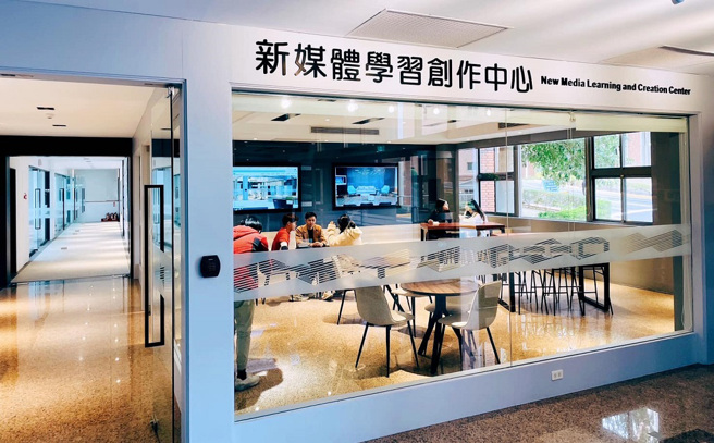 义守大学新建置的「新媒体学习创作中心」，将成为未来百万网红与直播主的诞生基地(照片来源：义守大学提供)。