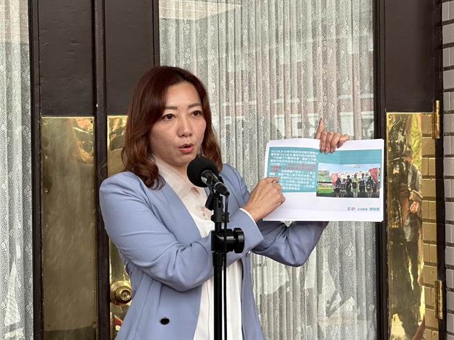 前行政院发言人陈宗彦遭爆11年前任职台南市政府官员时，长期接受性招待涉贪，监院昨日申请自动调查，上周踢爆此事的民眾党立委陈琬惠24日再秀出陈宗彦乔事对话新事证。（黄婉婷摄）