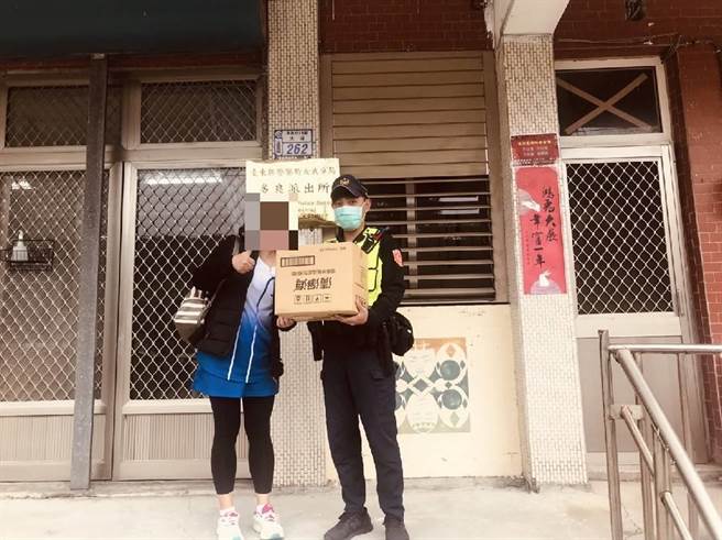 民眾林姓女子在大武鄉大竹村愛國蒲產業道路上發現受傷幼鳥，送至多良派出所安置。（大武警分局提供／蔡旻妤台東傳真）