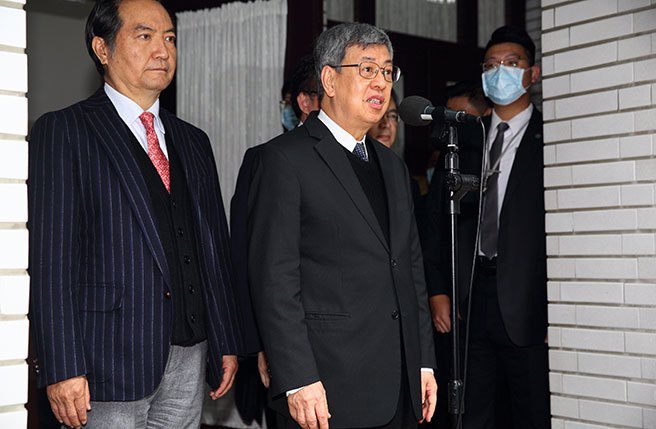 行政院長陳建仁（中）赴立法院備詢。（張鎧乙攝）