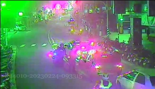 警方在路上拦截邱男等人的车辆。（警方提供）