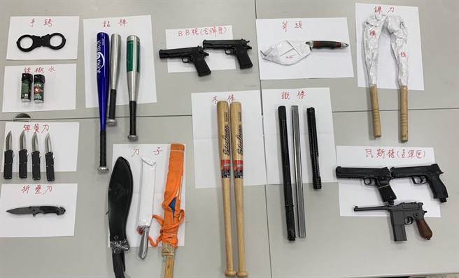 警方在车上查扣瓦斯枪、刀械等违禁品。（警方提供）