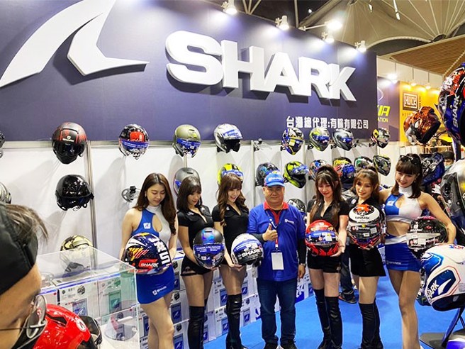 法国SHARK台湾总代理有轮公司负责人徐志轩（图中立者）常于各种场合宣导行车安全防护的重要。（图/有轮提供）