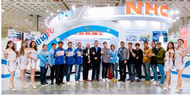 南晃集团董事长郑丞焜(如图左10)只要集团参加台北展都亲自坐镇展区至展期结束，显见其对展会与客户的重视。（图/郭文正）