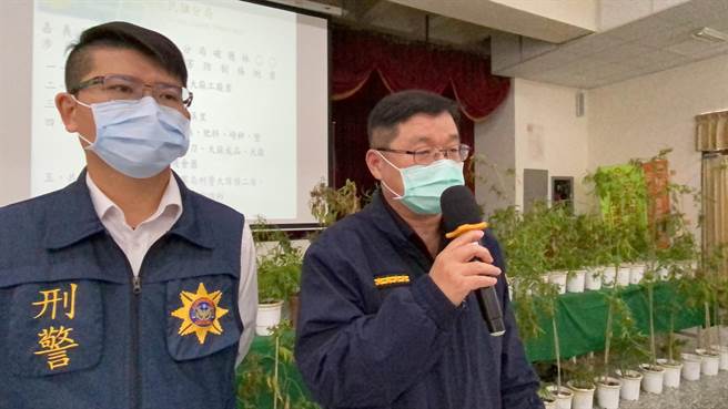 嘉義縣民雄警分局長莊思神（右）、偵查隊長侯宗文說明查緝大麻案。（廖素慧攝）