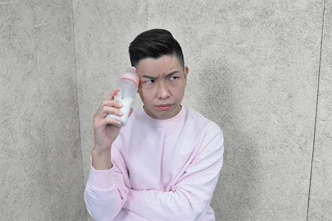 赖正铠主持亲子节目，传授「现代老公生存术」。（中天新闻提供）