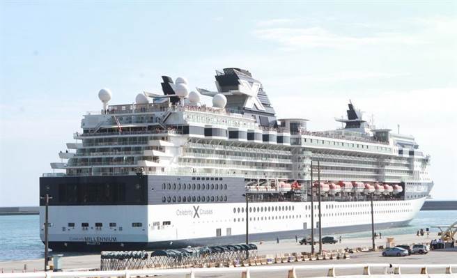 疫情前夕，2018年，国际邮轮「千禧轮」靠泊花莲港场景。（花莲港务分公司提供／王志伟花莲传真）