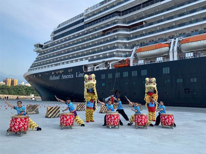 2019年「威士特丹号」驶抵花莲港，码头安排迎宾表演。（花莲港务分公司提供／王志伟花莲传真）
