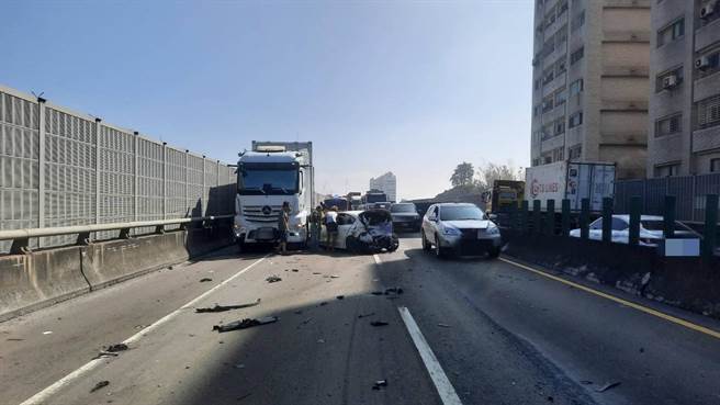 24日早上台88線快速道路西向2.9K處發生3車連環撞事故。（民眾提供／楊舒婷高雄傳真）