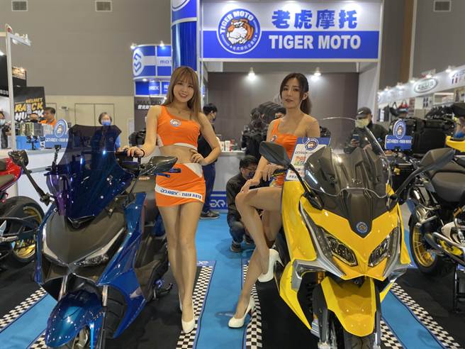 首届「2023台南车展」今天于大台南会展中心热闹开幕，Show Girl吸引许多人抢拍。(曹婷婷摄)