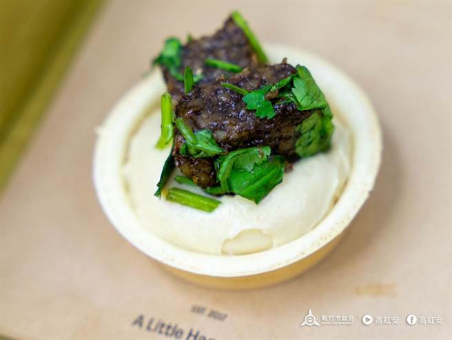 新竹市东南街红豆饼专卖店「小鹊sing红豆饼」推出限定的「花生米血佐香菜」口味红豆饼，引发讨论。（新竹市政府提供／王惠慧新竹传真）