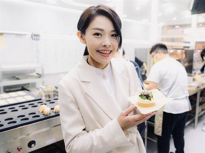 新竹市长高虹安昨也特别到「小鹊sing红豆饼—东南起家店」，挑战满满香菜的红豆饼。（新竹市政府提供／王惠慧新竹传真）