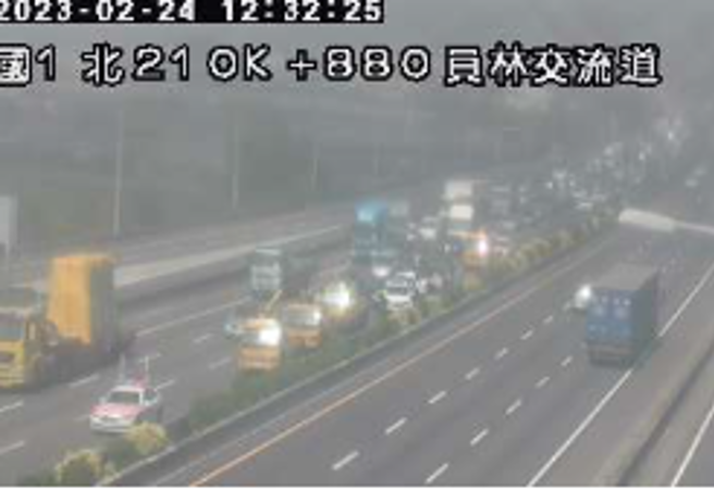 今天中午12时许国道1号南向员林段210.5km处，发生5小客车追撞事故占内车道，目前回堵1K 。（简铭柱翻摄）