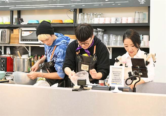 大狗一进店，在厨房工作的曹佑寧（左起）、许富凯、陶晶莹就忙起来了。（台视提供）