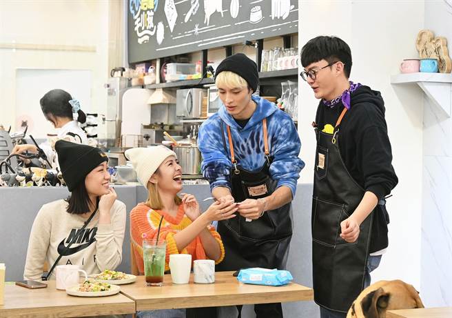 曹佑寧（右二）和许富凯（右一）本周为大狗准备膳食。（台视提供）