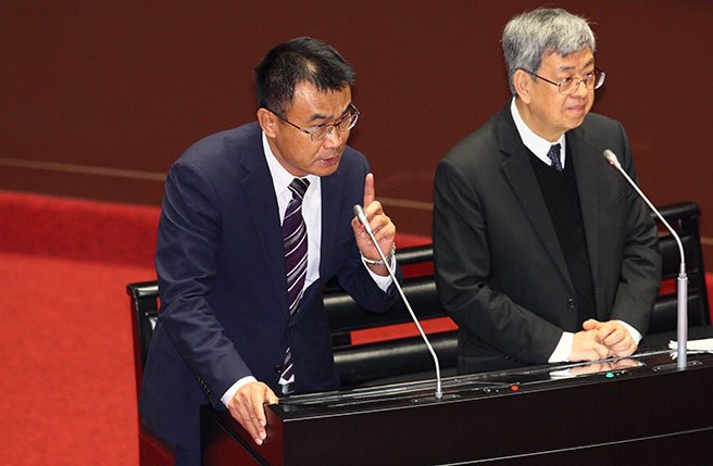 南台灣遭逢30年最大的乾旱，558天沒有大雨，對此，農委會主委陳吉仲（左）24日在立法院表示，今年補貼已經在農曆年前讓農民領到了，現在也開始研究第一期有沒有辦法種其他的作物，右則為行政院長陳建仁。（張鎧乙攝）