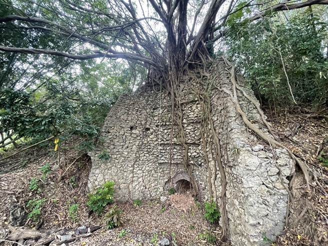 林园爱乡协会将持续扩大石灰窑调查。（洪靖宜摄）