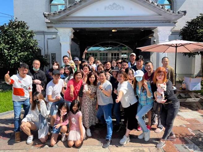 戴启伦把客户都当作朋友、尽心服务，维护买卖双方权益。（图片来源/永庆房产集团）