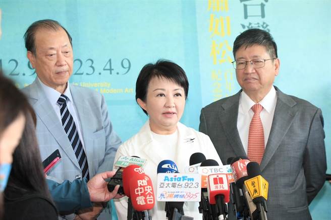 台中市长卢秀燕（中）呼吁政府，落实监控并努力提供民生物资，这样才是真正的国泰民安。（读者提供／张妍溱台中传真）