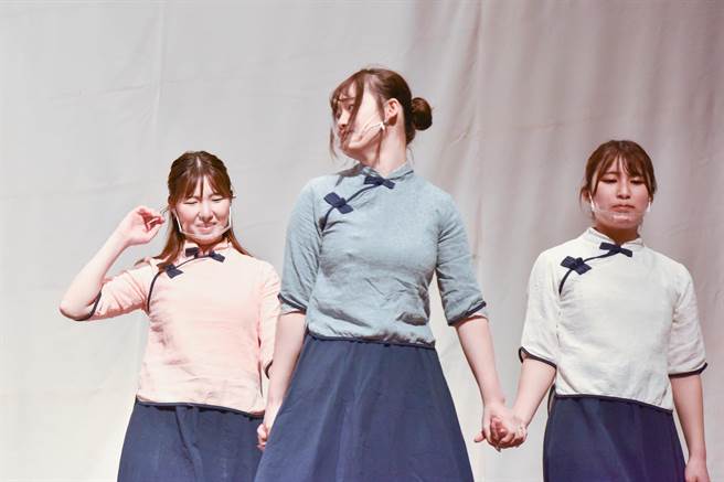 大阪大学中文话剧团21日在台师大公演〈宋家三姐妹〉，团员们全程以流利中文演出，将含有许多特殊名词的民国剧本，演绎得十分到位。(台师大提供)