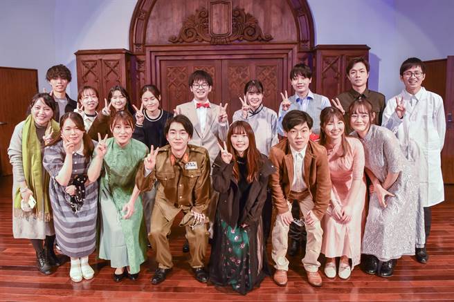 大阪大学中文话剧团21日在台师大公演〈宋家三姐妹〉，团员们于演出后合影留念。(台师大提供)