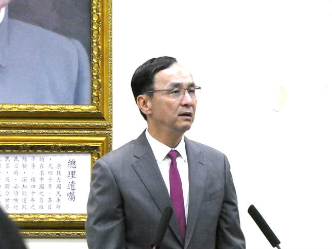 國內再陷缺蛋危機，農委會主委陳吉仲昨天表示，「天氣越冷，火鍋的需求越強勁，雞蛋的需求就會增加」。國民黨主席朱立倫今揶揄，冬天缺蛋陳吉仲說是因為吃火鍋，若夏天缺但難道要怪是因為雞蛋冰吃太多？火鍋真的是無辜的。（周志豪攝）