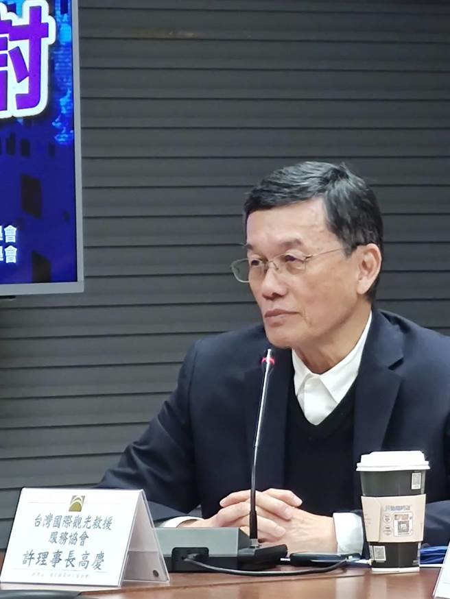 後疫情時代來臨，振興觀光成政府努力目標之一。台灣國際觀光救援服務協會理事長許高慶今批評，本期待3月份能開放兩岸商務航線，但民進黨政府卻反其道而行，限制台人組團到大陸觀光，兩岸關係緊張讓台灣觀光產業陷不安局勢。（國民黨智庫提供）