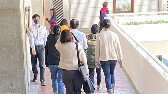 首件国民法官案开庭，被杀害的施男家属到庭聆听。（陈淑芬摄）