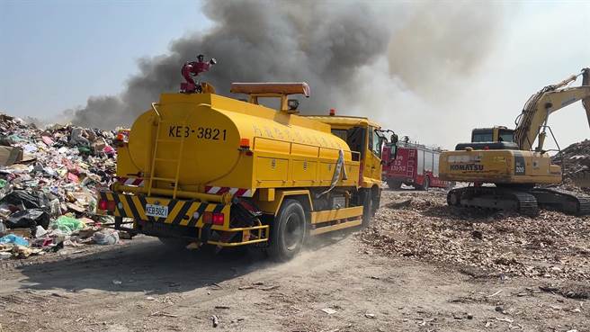 嘉义市环保局协助抢救湖子内的环保暂置场的火灾。（读者提供／廖素慧嘉市传真）