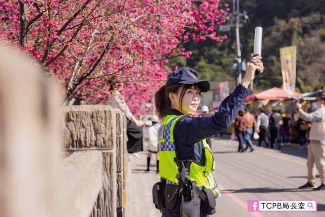 台中警放大绝！祭超正警花邀赏樱，网歪楼暴动：可到她心里？(翻摄脸书TCPB 局长室)