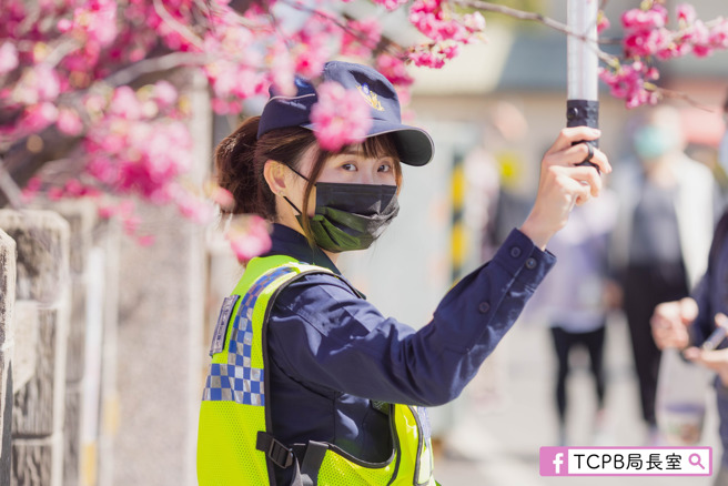 台中警放大绝！祭超正警花邀赏樱，网歪楼暴动：可到她心里？(翻摄脸书TCPB 局长室)