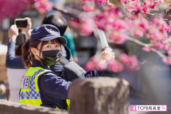 台中警放大绝！祭超正警花邀赏樱，网歪楼暴动：可到她心里？(翻摄脸书TCPB 局长室)