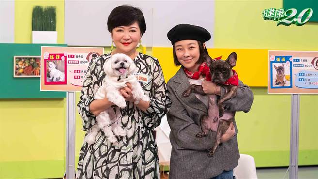 崔佩仪（左）与李维维带着毛孩上《健康2.0》分享饲养宠物的特别经歷。（TVBS提供）
