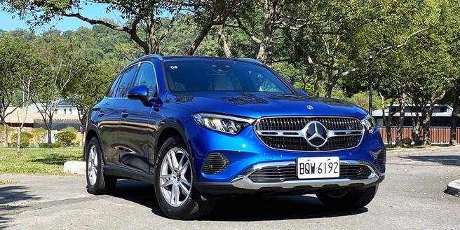 试驾之The new GLC特採AVANTGARDE外观套件，以横亘在水箱罩中央镀铬饰条和大型三芒星，烘托出其豪华运动休旅气势。（图/于模珉）