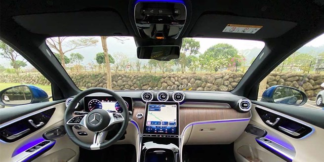 座舱亦採AVANTGARDE套件包含ARTICO米色内装，搭配中央直立式11.9吋触控萤幕，整个控台既精致又体面。（图/于模珉）