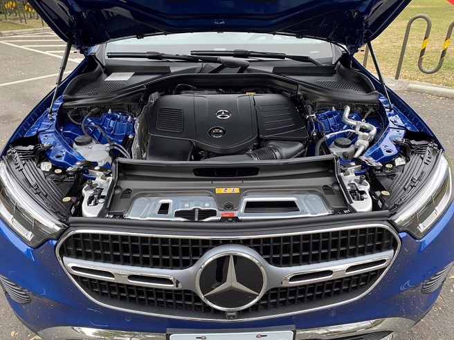 试驾车搭载2.0升涡轮引擎搭配48V轻油电系统，马力和扭力值各达204匹及32.65公斤米，0~100km/h加速亦仅花7.8秒。（图/于模珉）